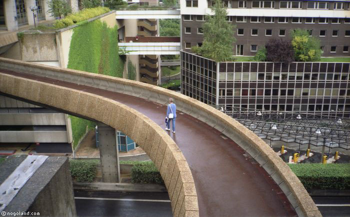 Adam & Eve skyway - La Defense